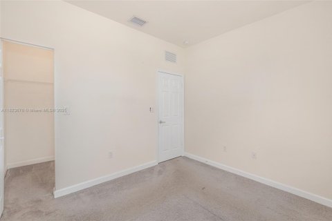 Adosado en venta en Hialeah, Florida, 3 dormitorios, 127.83 m2 № 1788570 - foto 19
