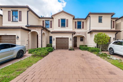 Adosado en venta en Hialeah, Florida, 3 dormitorios, 127.83 m2 № 1788570 - foto 2