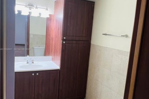Condominio en alquiler en Doral, Florida, 2 dormitorios, 104.79 m2 № 2054524 - foto 7