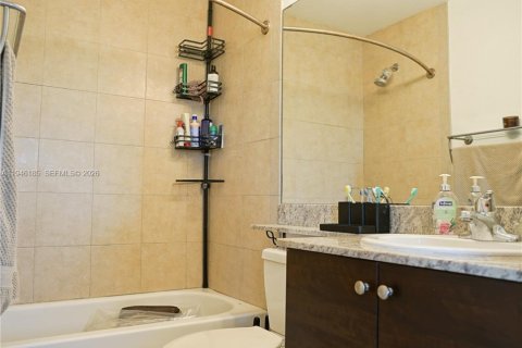 Touwnhouse à vendre à Hallandale Beach, Floride: 2 chambres, 103.21 m2 № 2002736 - photo 21