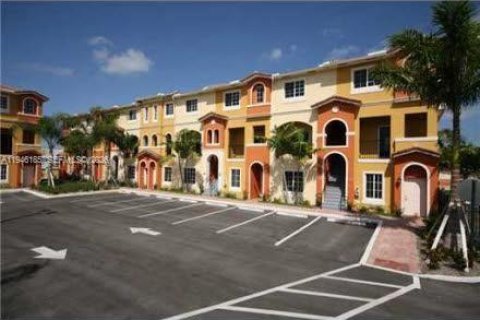 Townhouse in Hallandale Beach, Florida 2 bedrooms, 103.21 sq.m. № 2002736