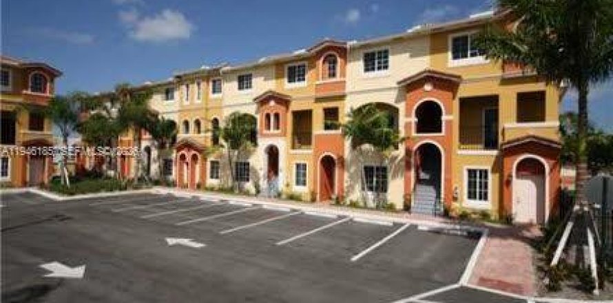 Townhouse in Hallandale Beach, Florida 2 bedrooms, 103.21 sq.m. № 2002736