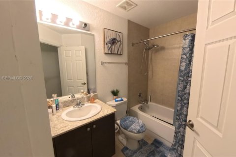 Townhouse in Hallandale Beach, Florida 2 bedrooms, 103.21 sq.m. № 2002736 - photo 12