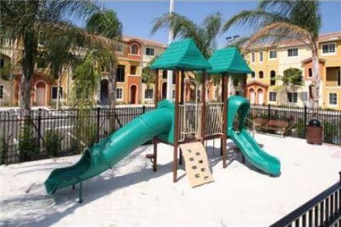 Townhouse in Hallandale Beach, Florida 2 bedrooms, 103.21 sq.m. № 2002736 - photo 2