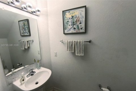 Townhouse in Hallandale Beach, Florida 2 bedrooms, 103.21 sq.m. № 2002736 - photo 10