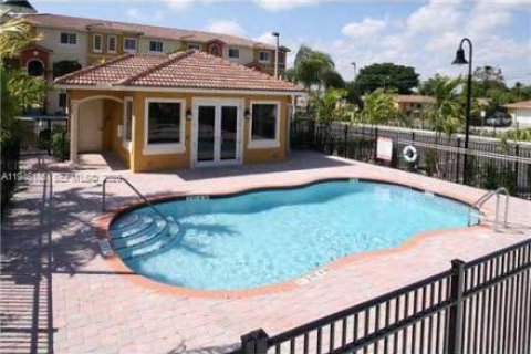 Townhouse in Hallandale Beach, Florida 2 bedrooms, 103.21 sq.m. № 2002736 - photo 3