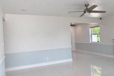 House in West Palm Beach, Florida 3 bedrooms, 86.96 sq.m. № 2400526 - photo 10