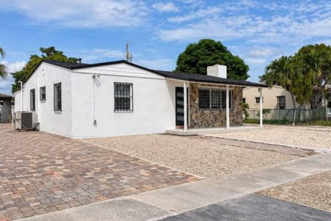 House in West Palm Beach, Florida 3 bedrooms, 86.96 sq.m. № 2400526 - photo 2