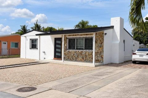 House in West Palm Beach, Florida 3 bedrooms, 86.96 sq.m. № 2400526 - photo 4