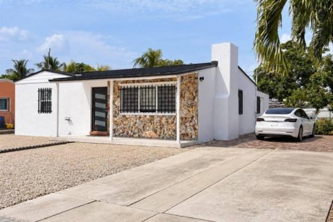 House in West Palm Beach, Florida 3 bedrooms, 86.96 sq.m. № 2400526 - photo 5
