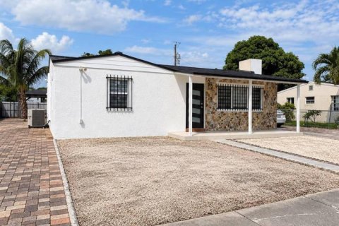 House in West Palm Beach, Florida 3 bedrooms, 86.96 sq.m. № 2400526