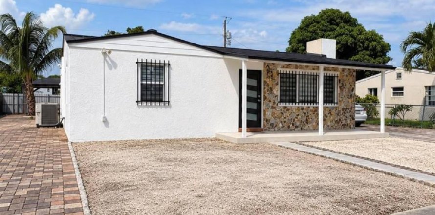 House in West Palm Beach, Florida 3 bedrooms, 86.96 sq.m. № 2400526