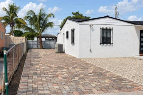 House in West Palm Beach, Florida 3 bedrooms, 86.96 sq.m. № 2400526 - photo 3
