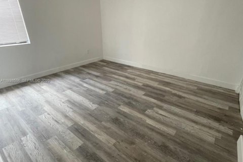 Снять в аренду виллу или дом в Майами, Флорида 3 спальни, 139.35м2, № 1986955 - фото 6