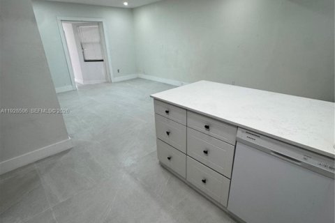 Casa en alquiler en Miami, Florida, 3 dormitorios, 139.35 m2 № 1986955 - foto 15