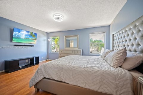 House in Miramar, Florida 5 bedrooms, 242.2 sq.m. № 2399971 - photo 15