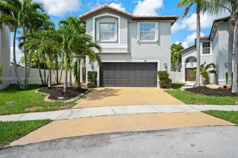 House in Miramar, Florida 5 bedrooms, 242.2 sq.m. № 2399971