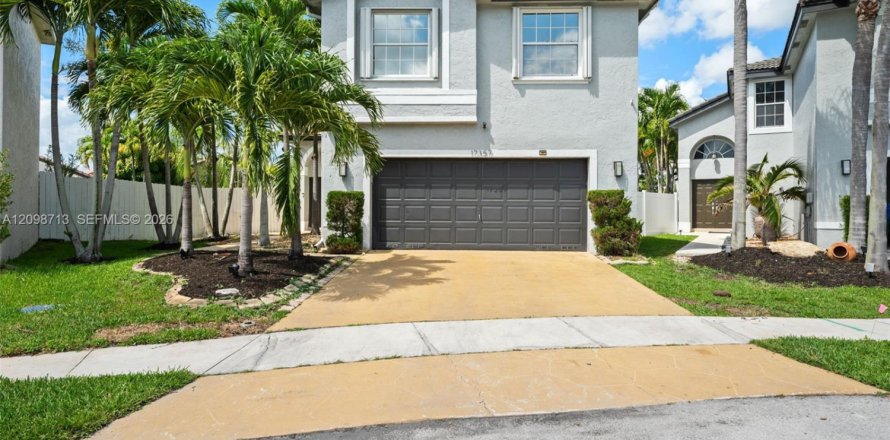 House in Miramar, Florida 5 bedrooms, 242.2 sq.m. № 2399971