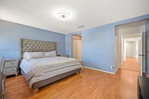 House in Miramar, Florida 5 bedrooms, 242.2 sq.m. № 2399971 - photo 14