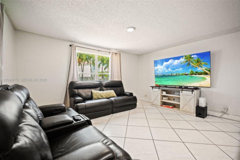 House in Miramar, Florida 5 bedrooms, 242.2 sq.m. № 2399971 - photo 7