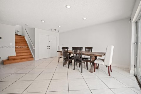House in Miramar, Florida 5 bedrooms, 242.2 sq.m. № 2399971 - photo 4