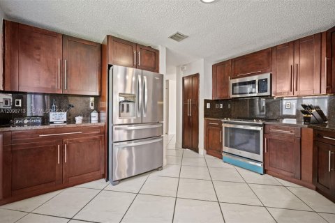 House in Miramar, Florida 5 bedrooms, 242.2 sq.m. № 2399971 - photo 9