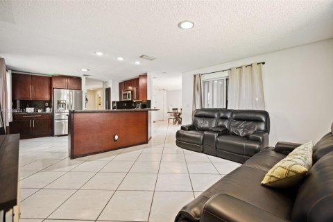 House in Miramar, Florida 5 bedrooms, 242.2 sq.m. № 2399971 - photo 6