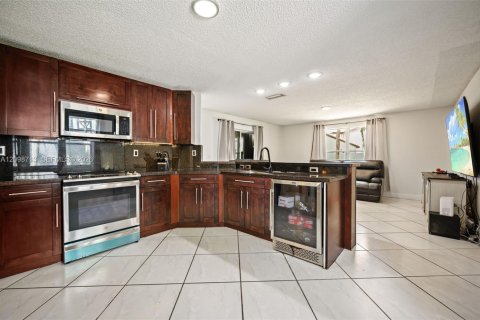 House in Miramar, Florida 5 bedrooms, 242.2 sq.m. № 2399971 - photo 10