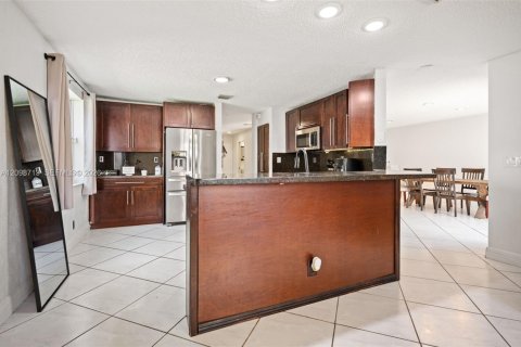 House in Miramar, Florida 5 bedrooms, 242.2 sq.m. № 2399971 - photo 8