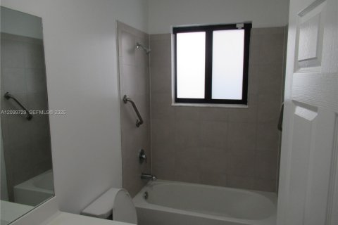 Villa ou maison à louer à Homestead, Floride: 4 chambres, 216.37 m2 № 2402210 - photo 7