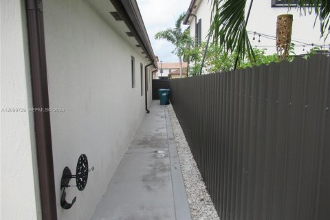 Villa ou maison à louer à Homestead, Floride: 4 chambres, 216.37 m2 № 2402210 - photo 16