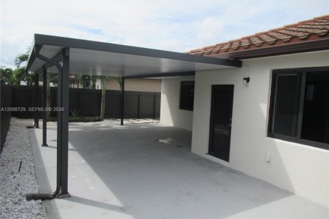 Villa ou maison à louer à Homestead, Floride: 4 chambres, 216.37 m2 № 2402210 - photo 14