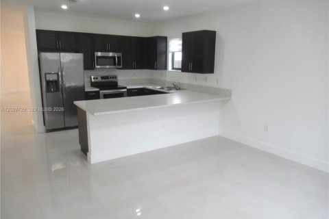 Villa ou maison à louer à Homestead, Floride: 4 chambres, 216.37 m2 № 2402210 - photo 4