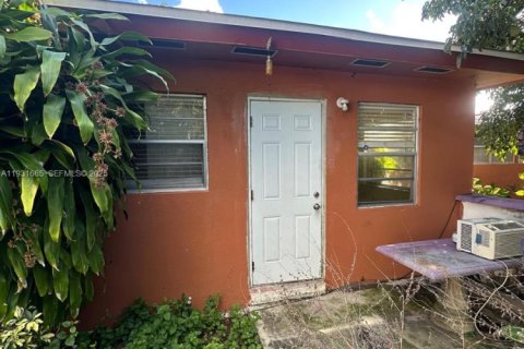 Propiedad comercial en venta en Riviera Beach, Florida, 263.66 m2 № 1990662 - foto 2