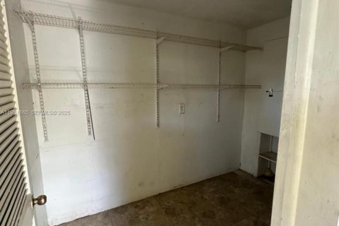 Propiedad comercial en venta en Riviera Beach, Florida, 263.66 m2 № 1990662 - foto 4