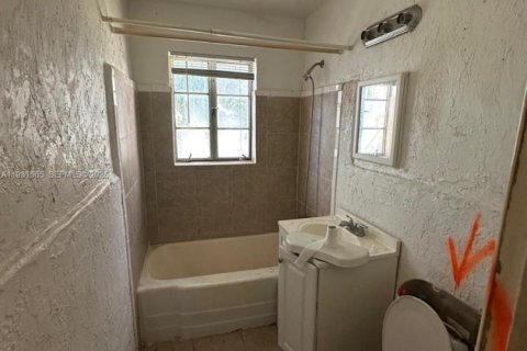 Propiedad comercial en venta en Riviera Beach, Florida, 263.66 m2 № 1990662 - foto 12