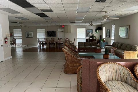Condominio en venta en Lauderhill, Florida, 2 dormitorios, 100.8 m2 № 1979355 - foto 3