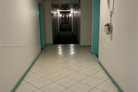 Condominio en venta en Lauderhill, Florida, 2 dormitorios, 100.8 m2 № 1979355 - foto 15