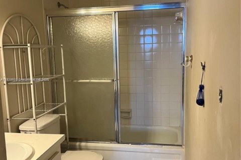 Condominio en venta en Lauderhill, Florida, 2 dormitorios, 100.8 m2 № 1979355 - foto 19