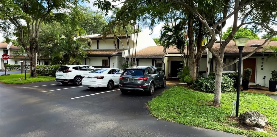 Townhouse in Miami, Florida 2 bedrooms, 130.06 sq.m. № 2087948