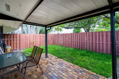Townhouse in Miami, Florida 2 bedrooms, 130.06 sq.m. № 2087948 - photo 27
