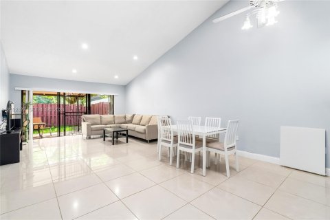 Townhouse in Miami, Florida 2 bedrooms, 130.06 sq.m. № 2087948 - photo 10
