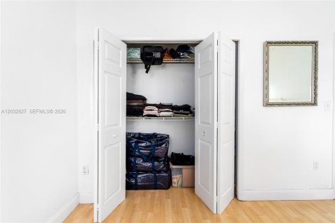 Townhouse in Miami, Florida 2 bedrooms, 130.06 sq.m. № 2087948 - photo 18