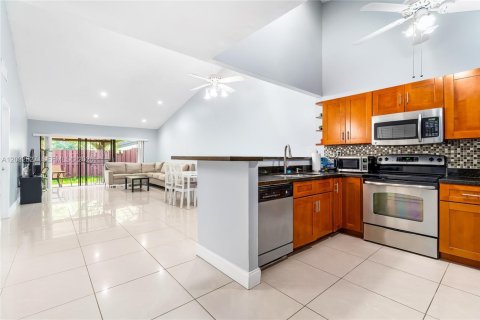 Townhouse in Miami, Florida 2 bedrooms, 130.06 sq.m. № 2087948 - photo 2