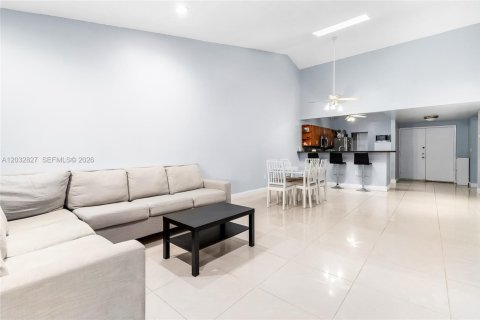 Townhouse in Miami, Florida 2 bedrooms, 130.06 sq.m. № 2087948 - photo 8