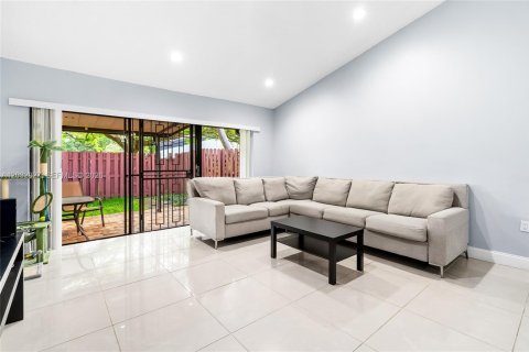 Townhouse in Miami, Florida 2 bedrooms, 130.06 sq.m. № 2087948 - photo 12