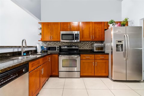 Townhouse in Miami, Florida 2 bedrooms, 130.06 sq.m. № 2087948 - photo 3