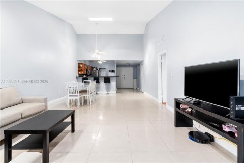 Townhouse in Miami, Florida 2 bedrooms, 130.06 sq.m. № 2087948 - photo 13