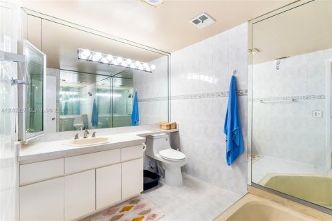 Townhouse in Miami, Florida 2 bedrooms, 130.06 sq.m. № 2087948 - photo 25