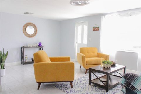 House in Tampa, Florida 3 bedrooms, 166.85 sq.m. № 1881327 - photo 3